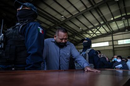 Uno de los policías que sobrevivió al ataque en Valparaíso llora sobre el féretro de uno de sus compañeros.