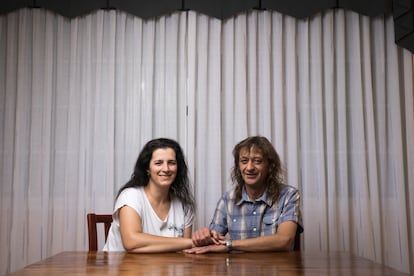 Silvia María Fernández y Jesús Antonio López, pareja de hecho en su casa en Alcalá de Henares (Madrid).