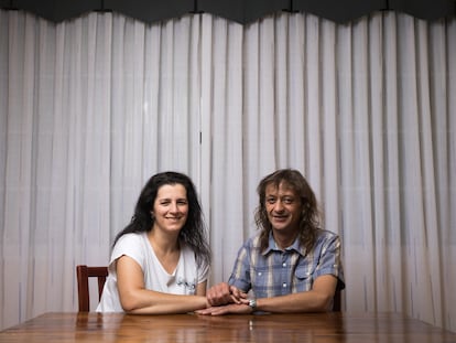 Silvia María Fernández y Jesús Antonio López, pareja de hecho en su casa en Alcalá de Henares (Madrid).