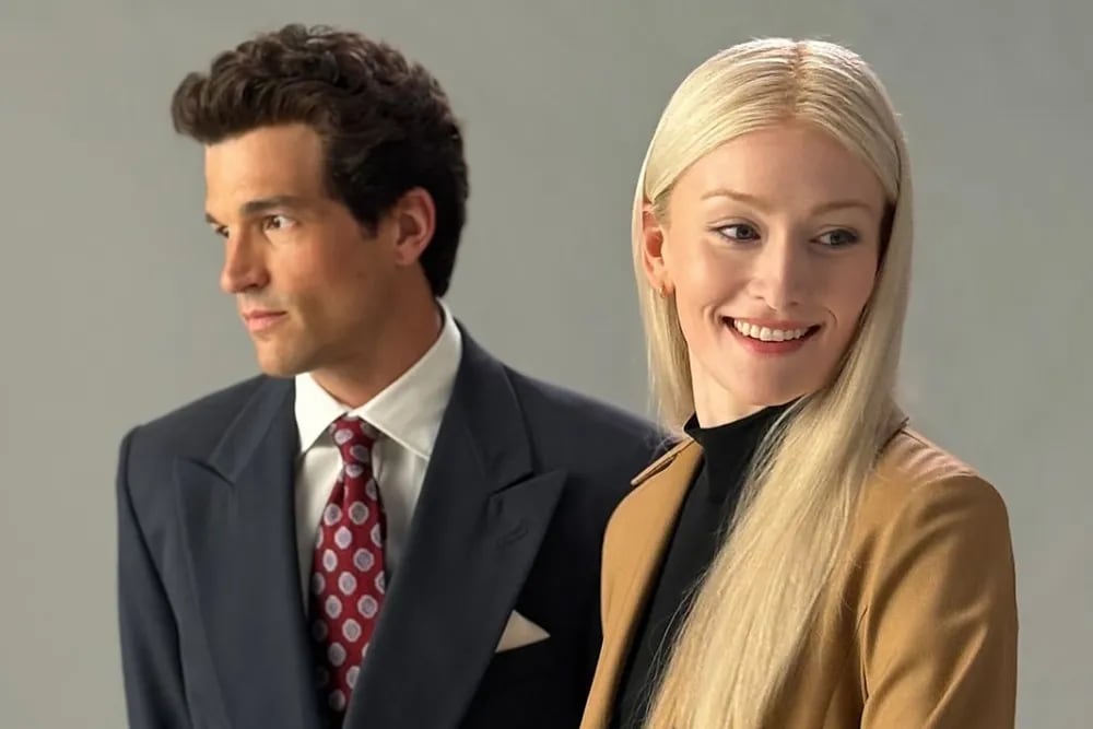 Paul Anthony Kelly y Sarah Pidgeon, en 'Love Story: ohn F. Kennedy Jr. & Carolyn Bessette'.