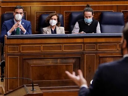 El líder del PP, Pablo Casado, pregunta al presidente del Gobierno, Pedro Sánchez, durante la sesión de control en el Congreso de los diputados en Madrid, el miércoles.