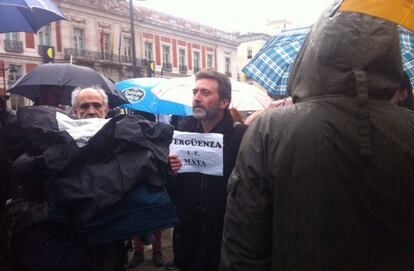 El concejal Mauricio Valiente durante la protesta en favor de los refugiados.