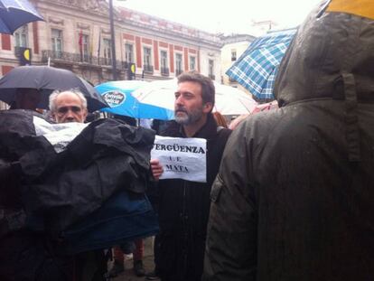 El concejal Mauricio Valiente durante la protesta en favor de los refugiados.