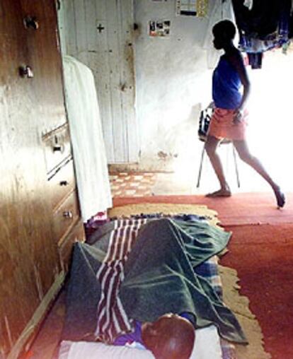 Una surafricana, enferma de sida, yace en su domicilio en 2000.