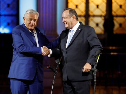 El presidente de Guatemala, Alejandro Giammattei, (a la derecha de la imagen) le estrecha la mano a su homólogo mexicano, Andrés Manuel López Obrador.