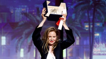 La cineasta francesa Justine Triet, con la Palma de Oro de Cannes.
