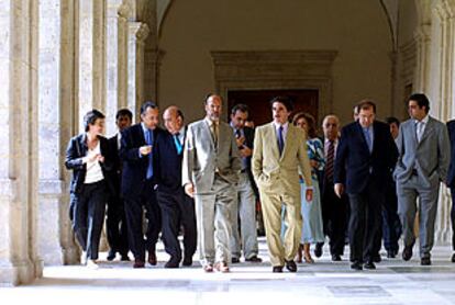 José María Aznar, junto a Juan Vicente Herrera (a su izquierda) y Javier León de la Riva (a su derecha) , ayer en el nuevo museo Patio Herreriano de Valladolid.