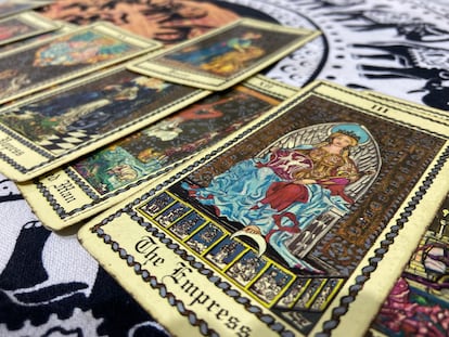 Cartas de tarot en uno de los stands de la Feria Esotérica de Madrid, en una imagen cedida.