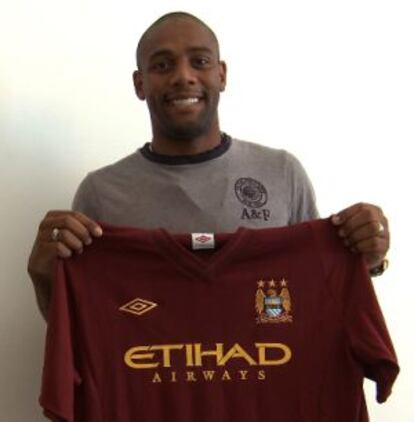 Maicon posa con una camiseta del Manchester City