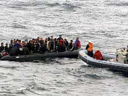 Una zodiac de la fragata <i>Santa María</i> se acerca a la patera en la que viajaban 53 inmigrantes magrebíes.