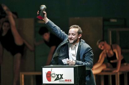 Manuel Liñán recibe el Premio Max al Mejor Intérprete Masculino de Danza por la obra "Reversible".