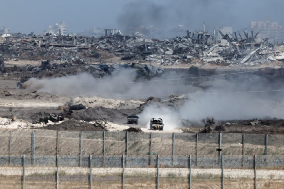 Un vehículo militar israelí, cerca de la frontera entre Gaza e Israel, este martes.
