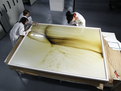 <b>Trabajadores del Centro de Arte 2 desembalan la obra </b><i>Sre / ischwinmer 38,</i> del fotógrafo Wolfgang Tillmans, adquirida en 2008.