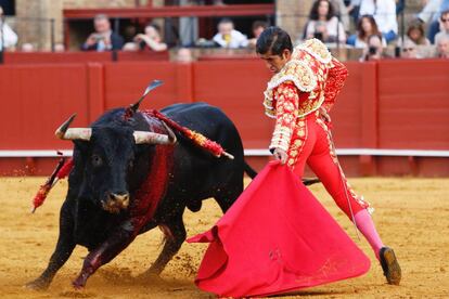 El torero Joselito Adame, en la lidia a su primer toro en la Maestranza.
