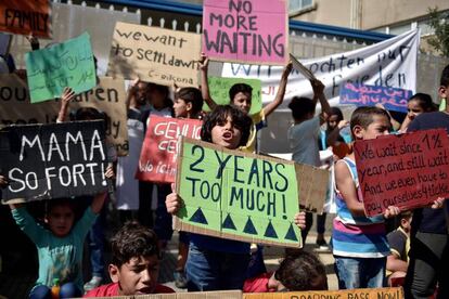 Una protesta de ni&ntilde;os refugiados este mes en Atenas, que pide la reubicaci&oacute;n inmediata en Alemania.
 