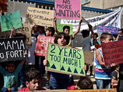 Una protesta de ni&ntilde;os refugiados este mes en Atenas, que pide la reubicaci&oacute;n inmediata en Alemania.
 