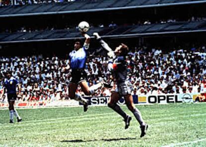 El gol de Maradona con la mano en los cuartos de final del Argentina-Inglaterra de la Copa del Munco de México en 1986 ha pasado a la historia