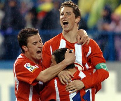 El delantero del Atlético de Madrid, Fernando Torres (c), recibe la felicitación de sus compañeros Gabriel Fernández, 'Gabi', (i) y el argentino Maxi Rodríguez (abajo), tras marcar gol ante el Málaga durante el partido de Liga, el 25 de febrero de 2006.