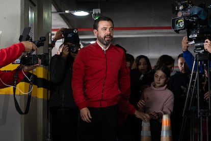 Carlos Fernando Galán, candidato a la Alcaldía de Bogotá, llega a su mesa de votación en el centro comercial Unicentro, el 29 de octubre.