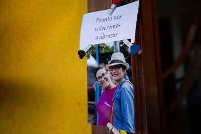 Támara Dávila (right) at her grandmother Josefina 'Pinita' Gurdián's house in Managua.