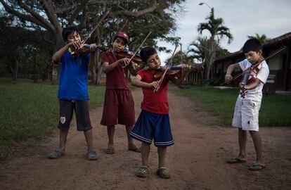 Santa Ana de Velasco, Bolivia. La música de los violines resuena en las calles sin asfaltar. El patrimonio musical heredado de las misiones jesuíticas se mantiene vivo gracias a la transmisión de generación en generación, y a la recuperación de las partituras y los conjuntos misionales. El Plan Misiones de Bolivia, uno de los proyectos culturales impulsado desde su inicio por España, trata de poner en valor todo este legado. Fomentar el desarrollo humano y social y las mejoras de las condiciones de vida de las personas son objetivos del Programa de Patrimonio para el Desarrollo (P>D) de la cooperación española, que trabaja con poblaciones con pocos recursos a través de la puesta en valor y la gestión sostenible e inclusiva del patrimonio cultural.