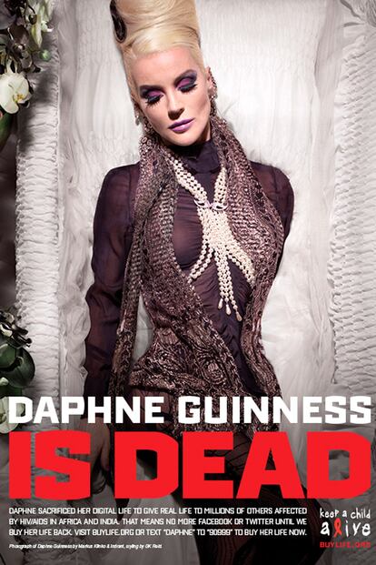 Era la primera vez que Daphne Guinness se hacía la muerta (este verano repitió), pero esta vez era por una buena causa.