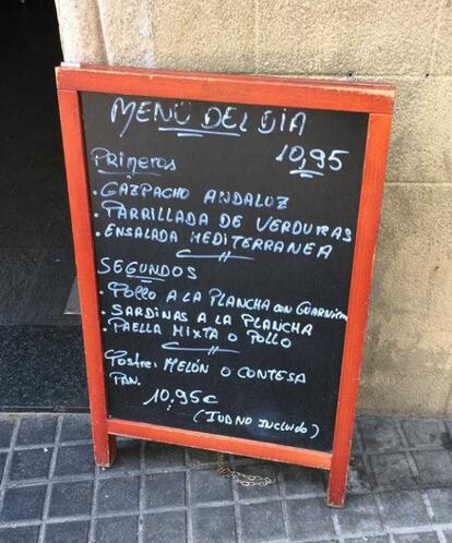 Pissarra amb el menú del dia: IVA no inclòs... Tampoc la beguda