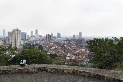 Una mujer descansa en un mirador en Cali (Colombia). 