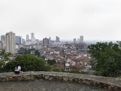 Una mujer descansa en un mirador en Cali (Colombia).