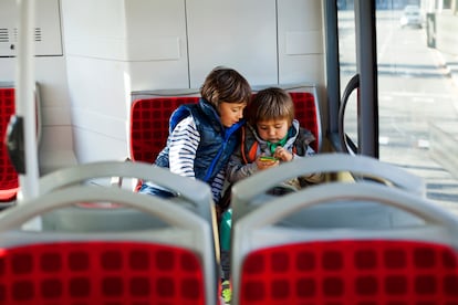 Dos niños jugando en un autobús.