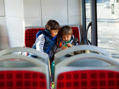 Dos niños jugando en un autobús.