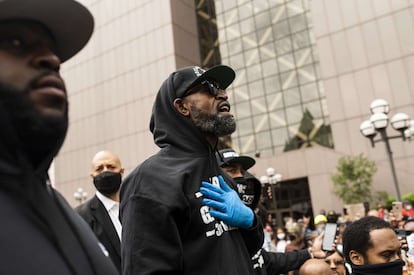 El jugador de baloncesto de los Celtics de Boston, Jaylen Brown, condujo 15 horas para encabezar una marcha pacífica de protesta en Atlanta el sábado por la noche. "Esta es una protesta pacífica. Ser una celebridad, ser un jugador de la NBA no me excluye de ninguna conversación. Primero y ante todo soy un hombre negro y soy miembro de esta comunidad", manifestó.