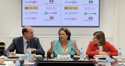 Enrique Verdeguer, presidente de Adif, y Rita Barber&aacute;, alcaldesa de Valencia e Isabel Bonig, consejera de Infraestructuras, presiden la reuni&oacute;n de la Sociedad Valencia Parque Central.