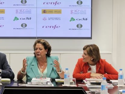 Enrique Verdeguer, presidente de Adif, y Rita Barber&aacute;, alcaldesa de Valencia e Isabel Bonig, consejera de Infraestructuras, presiden la reuni&oacute;n de la Sociedad Valencia Parque Central.