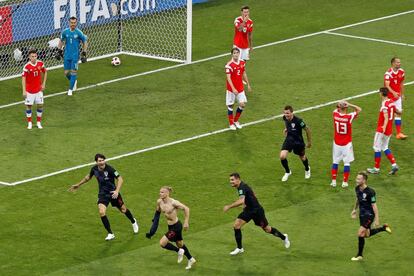 El defensor croata Domagoj Vida celebra con su equipo el segundo gol de Croacia, en la prórroga.