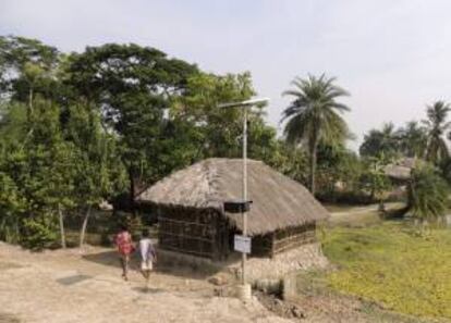 Fotografía facilitada por organización conservacionista WWF en India, de una de las 78 farolas alimentadas con placas solares que han sido instaladas en aldeas de Sundarbans, una extensa zona de manglares en el estado de Bengala, una idea ingeniosa para evitar ataques de tigres en aldeas de la India, un país donde estos felinos llegan a causar el pánico.