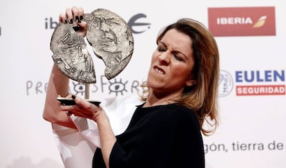 Eva Llorach, con su premio Forqué por 'Quién te cantará'.