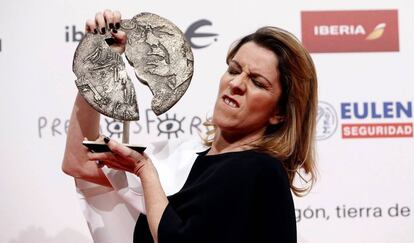 Eva Llorach, con su premio Forqué por 'Quién te cantará'.