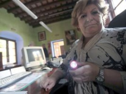 Una trabajadora de la Casa de la Cultura de los Barrios (Cádiz) usa linterna tras haberle cortado la luz por falta del pago del Ayuntamiento.