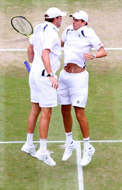 Los gemelos estadounidenses Bob y Mike Bryan, la pareja más exitosa en la historia de la ATP, anunciaron este jueves su retirada tras una carrera de 25 años jugando juntos que les sirvió para conquistar un total de 119 títulos.
