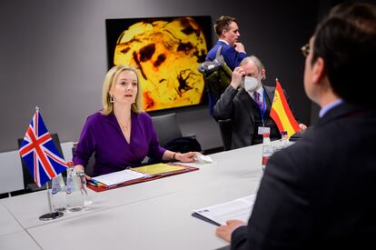 La ministra británica de Exteriores, Liz Truss, durante la reunión con su homólogo español, José Manuel Albares, este miércoles en Riga.