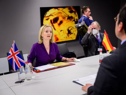 La ministra británica de Exteriores, Liz Truss, durante la reunión con su homólogo español, José Manuel Albares, este miércoles en Riga.