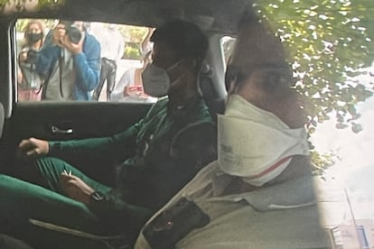 Novak Djokovic, en el coche, a su llegada al hotel en el que está detenido desde el viernes por la noche.