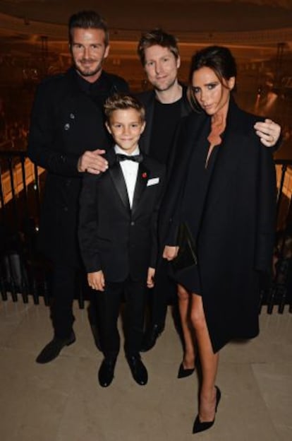 David Beckham, Romeo Beckham, Christopher Bailey, director creativo de Burberry, y Victoria Beckham, ayer en la fiesta de la firma en Londres.