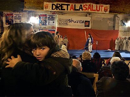 Vecinos de Patraix, anoche, durante la representación del Grupo de Teatro Griego Kosmos.