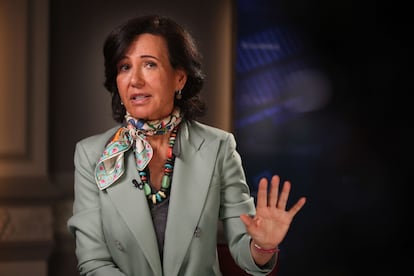 Ana Botin, presidenta del Banco Santander, este martes durante una entrevista en Londres.