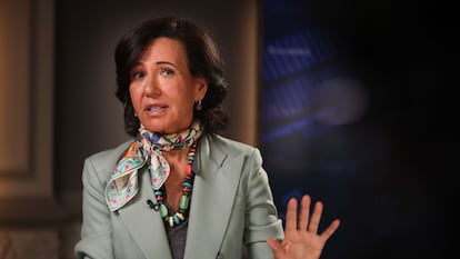 Ana Botin, presidenta del Banco Santander, este martes durante una entrevista en Londres.