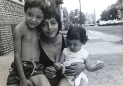 La madre de la escritora y su hermano Valerio. 