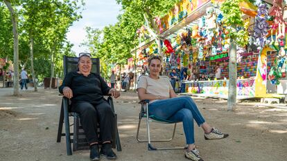 Angelita (izquierda) y Nina, madre e hija, trabajan en una caseta de disparar globos con escopetas en la Feria de San Isidro.