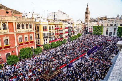 Pasos en la plaza de San Francisco de Sevilla durante el Santo Entierro Grande de Sevilla, el 8 de abril de 2023.